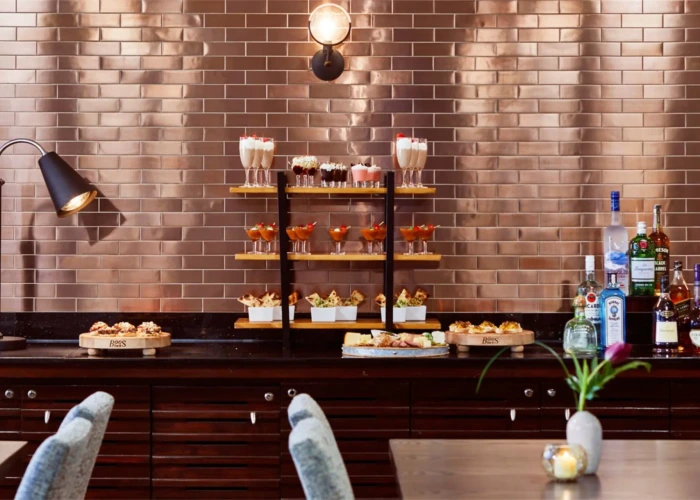 br-mobrv-club-lounge-food-87270
