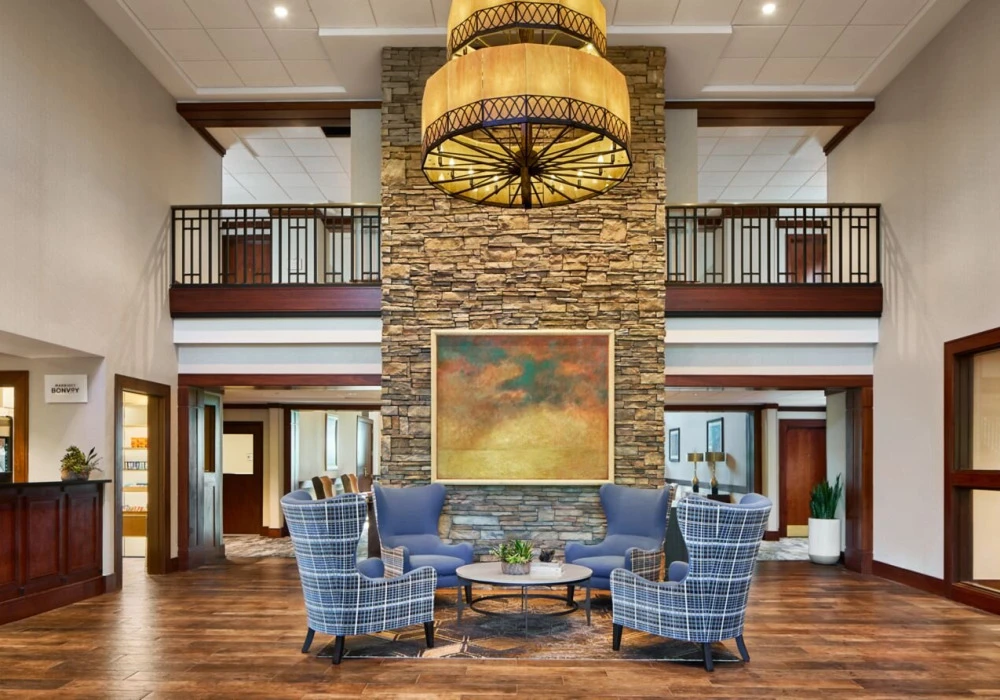03-mc-mgmmm-lobby-17512-classic-hor