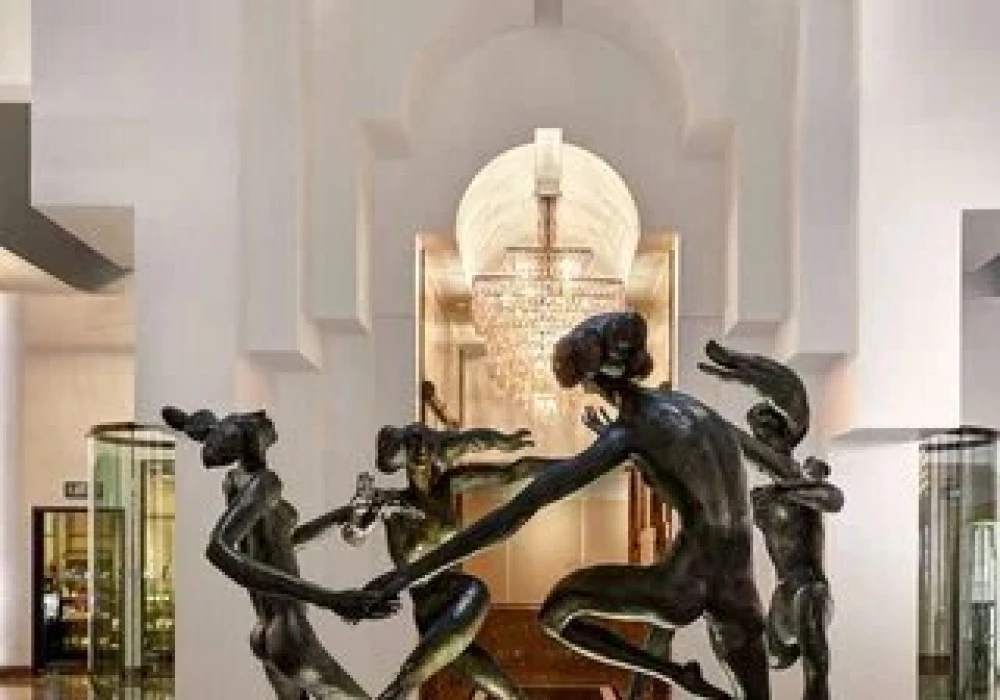 04-lobby-fountain
