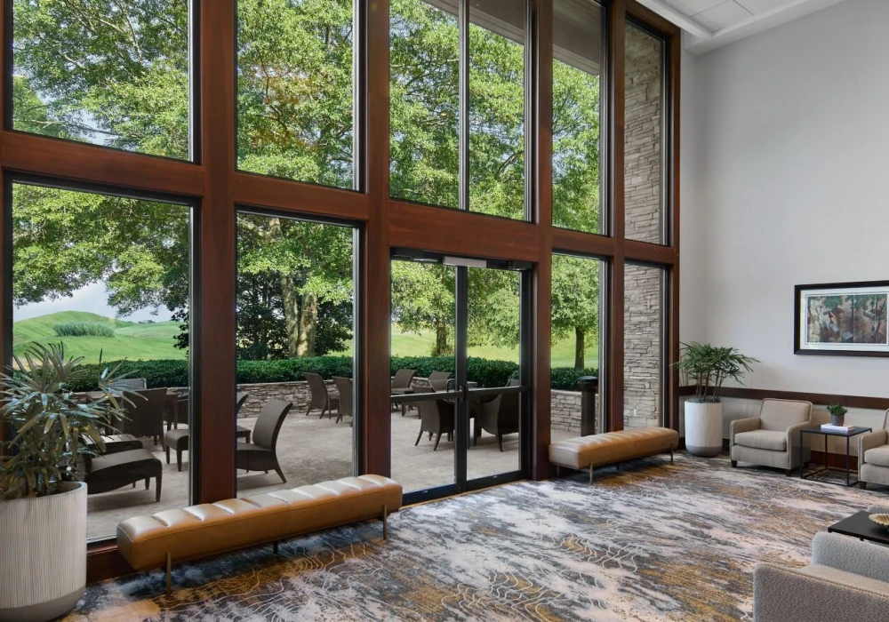 04-mc-mgmmm-lobby-entrance-patio28229-17950-classic-hor