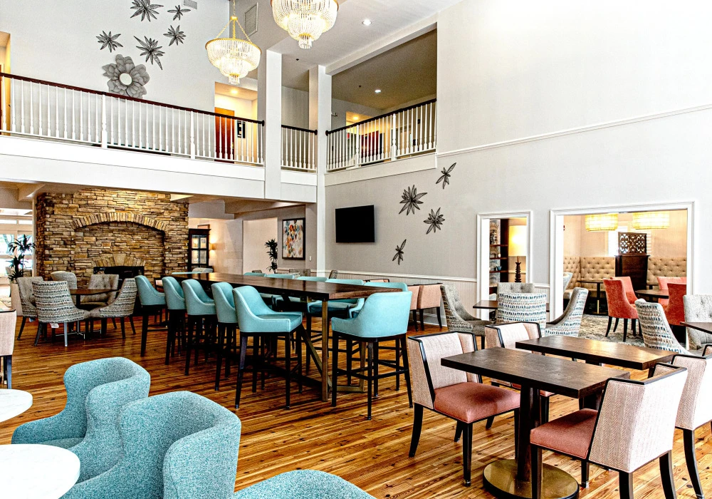05-breakfast-area-facing-fireplace-left-view