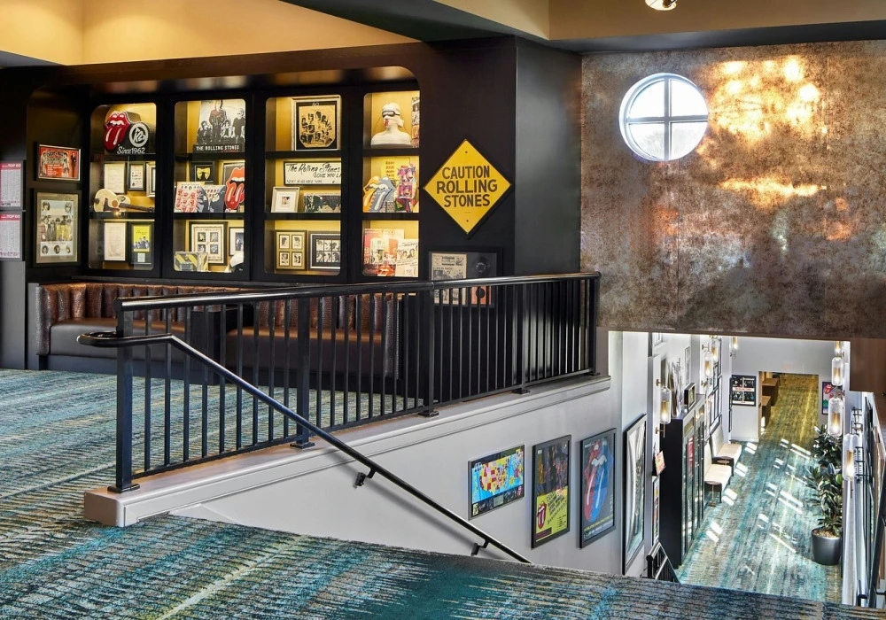 06-art-exhibit-gallery-showcase