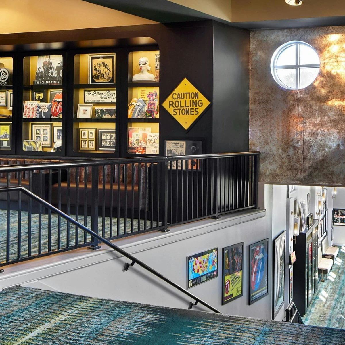 06-art-exhibit-gallery-showcase