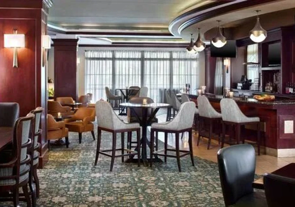06-lobby-bar
