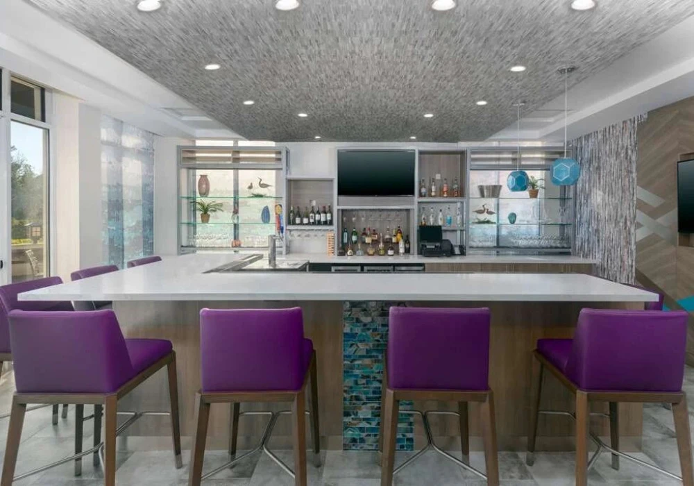 08-bar