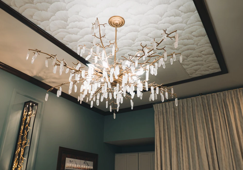 08-chandelier-at-nail-salon