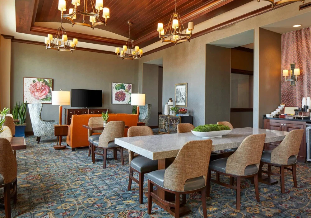 09-mgmbr-club-lounge-5821-hor-clsc