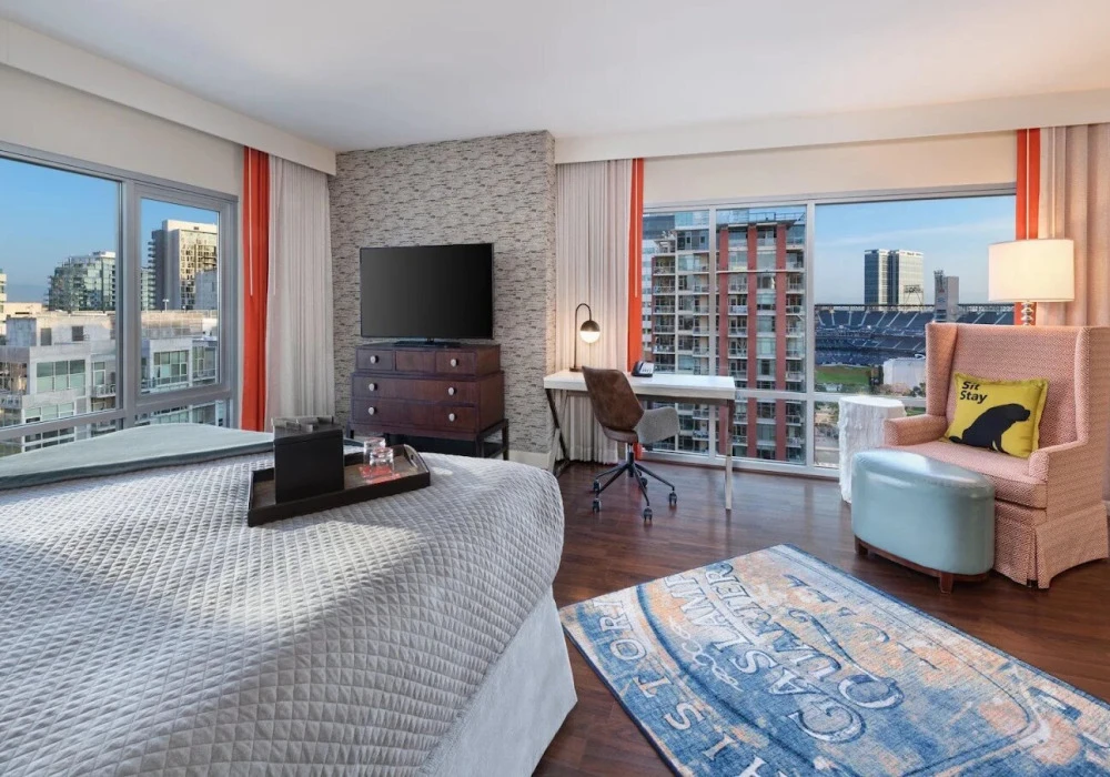 12-corner-king-guestroom