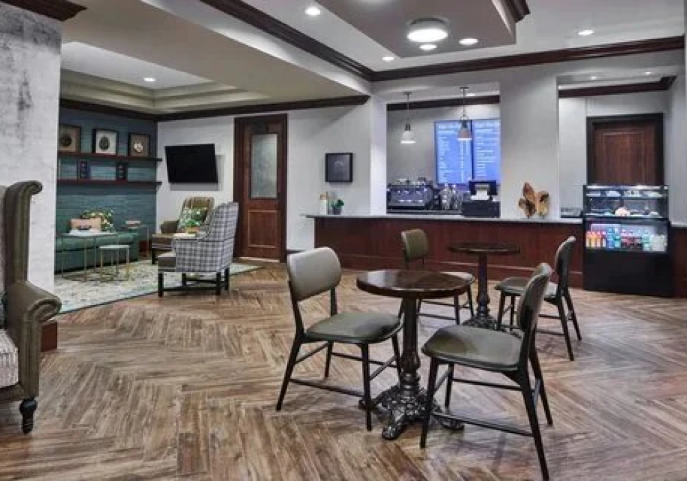 13-club-lounge