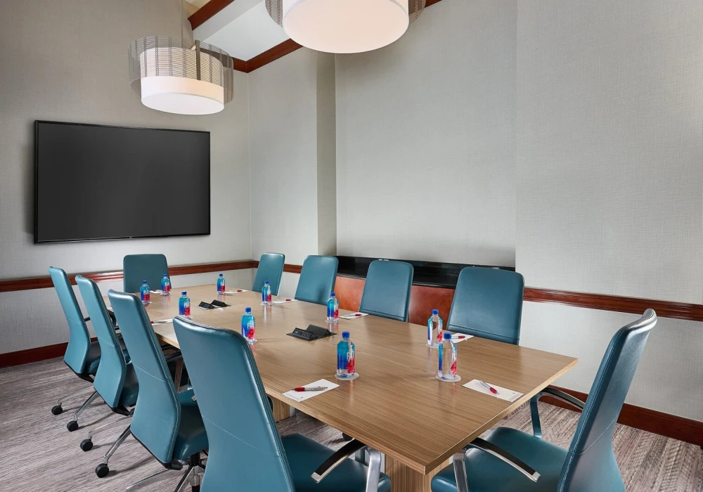14-lmm-boardroom-01