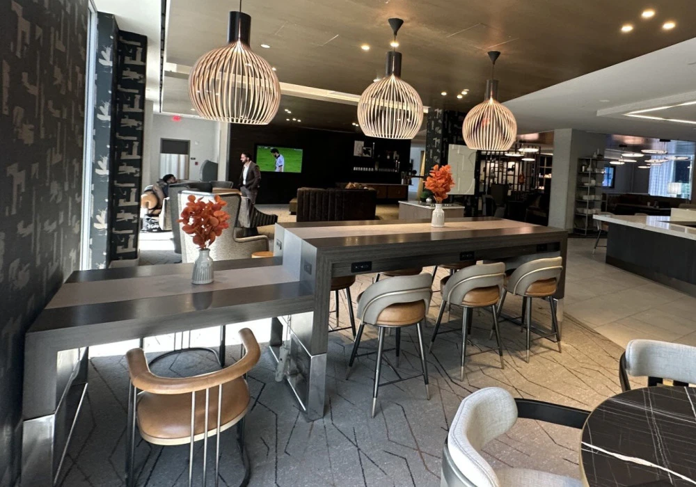 17-communal-table-at-dining-lounge