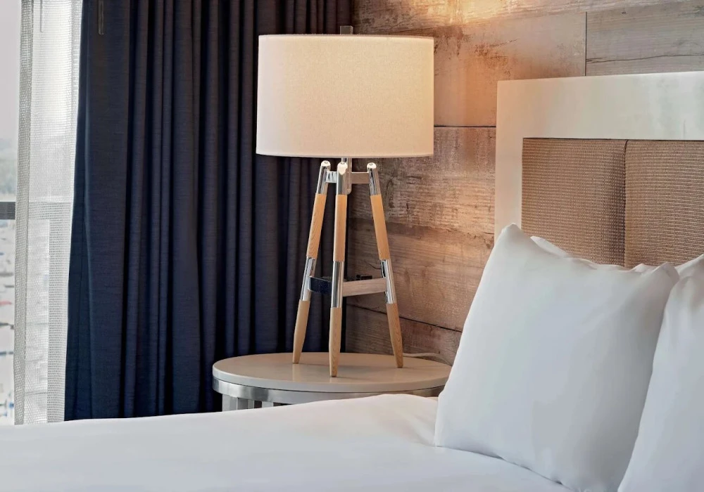 19-king-nightstand-lamp-detail