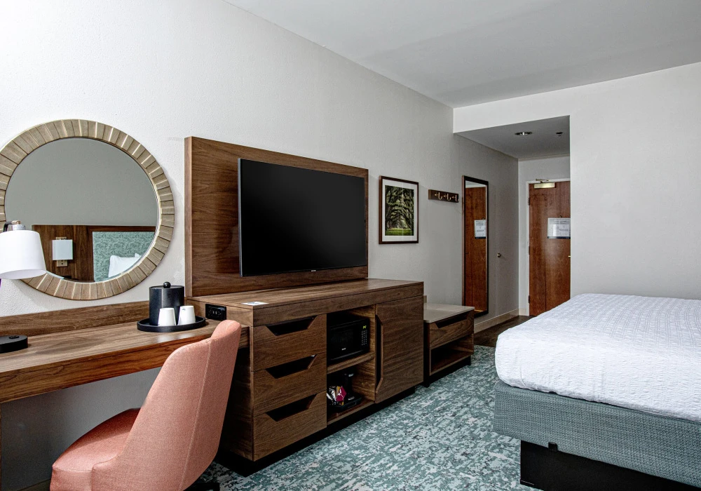 19-kxtd-nkrqb-standard-king-room-tv