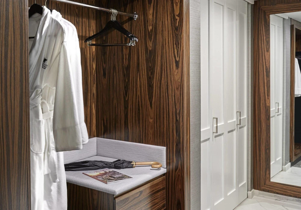 20-guest-entry-millwork-closet