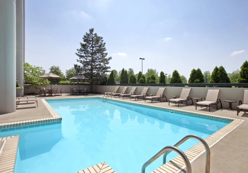 21-embassy-suites-by-hilton-columbus-pool-773784-2