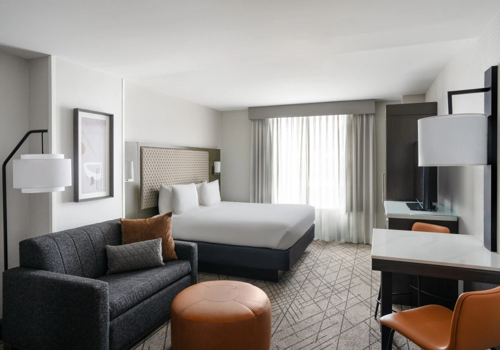 22-king-guestroom-with-sleeper-and-hightop-dining