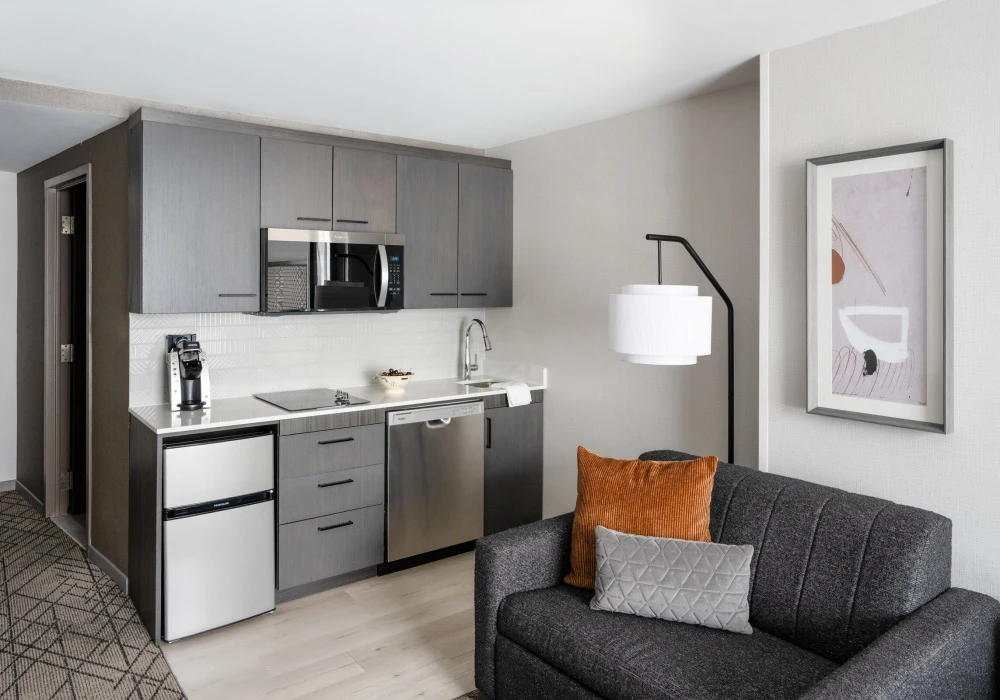24-king-guestroom-with-kitchenette-sleeper