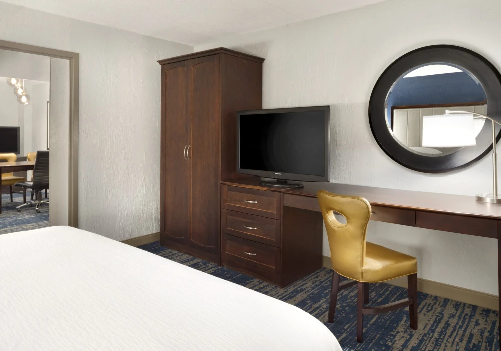 26-cmhce-1-king-1-bedroom-suite-1172751-2
