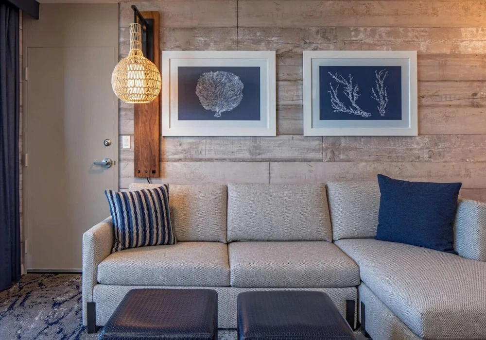 26-king-suite-seating
