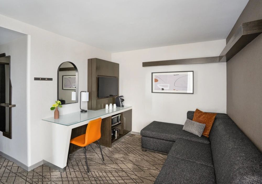 34-l-shaped-guestroom