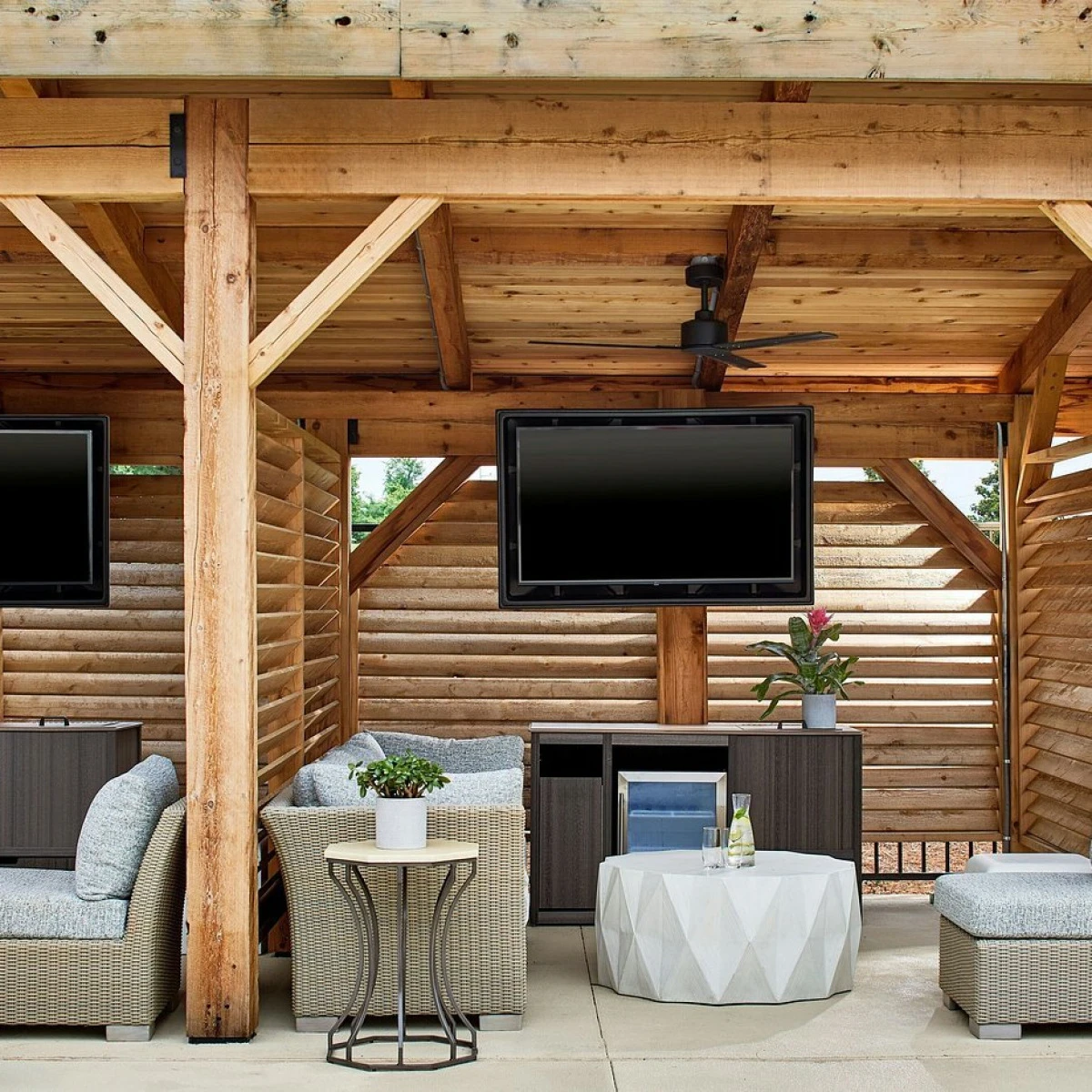 34-outdoor-pool-cabana-with