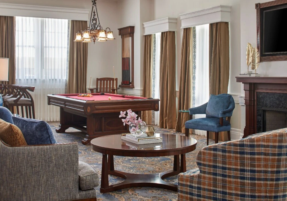 46-governors-suite-pool-table